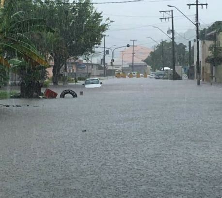 Chuva alaga ruas e casas em Guaratuba no litoral do Paraná