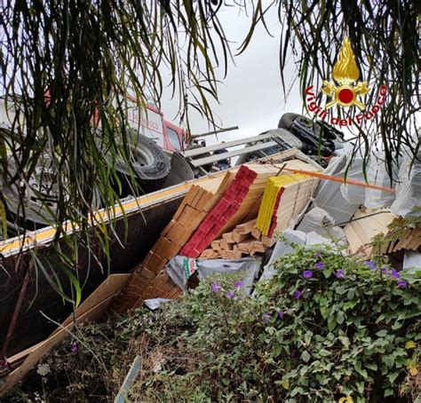 Messina Grave Incidente In Autostrada Tir Si Ribalta A Patti Autista