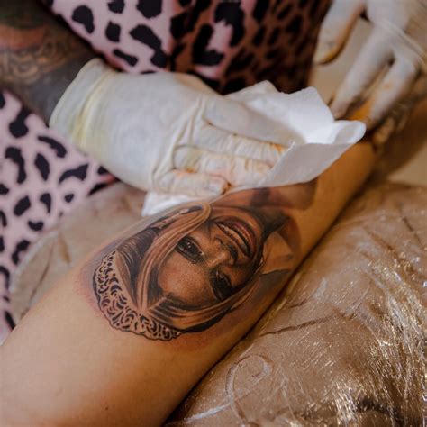 Mc Guimê faz tatuagem rosto de Lexa em homenagem ao aniversário da