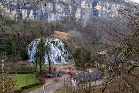 Foto De Les Cascades Des Tufs Au Fond De La Recul E De Baume Les