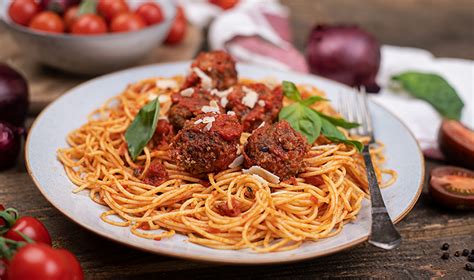 Spaghetti mit Fleischbällchen und Tomatensauce Recheis