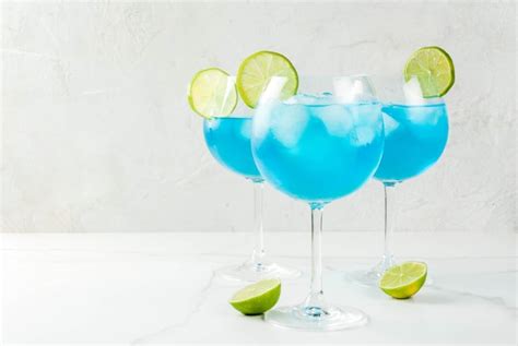 Bebida alcoholica vasos con un cóctel alcohólico azul con hielo y