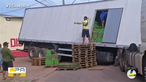 Caminh O Carga De Bebidas Tomba E Complica Tr Nsito Na Bernardo