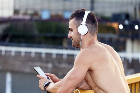 Homem Novo Muscular Descanso Descamisado Na Ponte Quando Escute Imagem