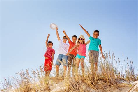 Groupe D Enfants Heureux S Asseyant Ensemble Photo Stock Image Du