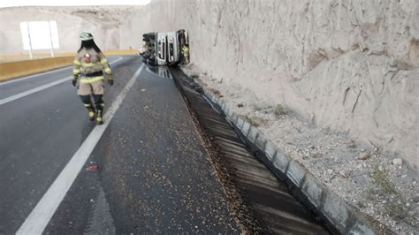 Una Persona En Estado Grave Deja Volcamiento De Camión En Ruta 11ch Bomberos Trabajan En