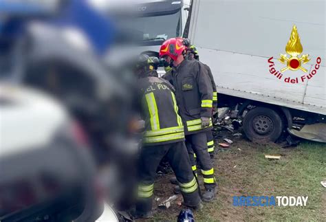 A Un Auto Caduta Dalla Bisarca Morti Schiacciati Marito E Moglie