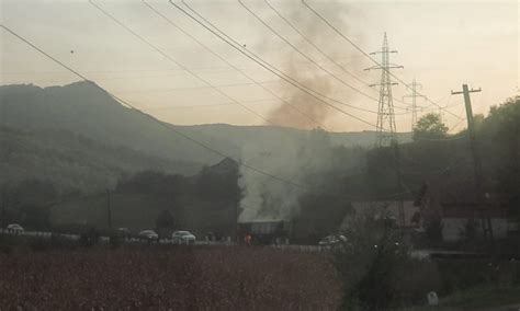 Foto Tirea Ta Incendiu Pe Drumul Na Ional Dn Remorca Unui Camion