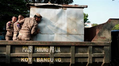 Satpol Pp Tertibkan Bangunan Liar Dan Pkl Di Jalan Sumatera Kota