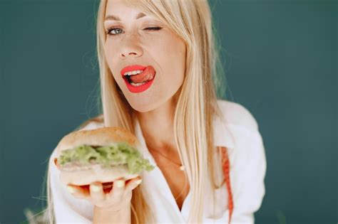 Hermosa Chica Hace Una Ensalada Rubia Deportiva En Una Cocina La