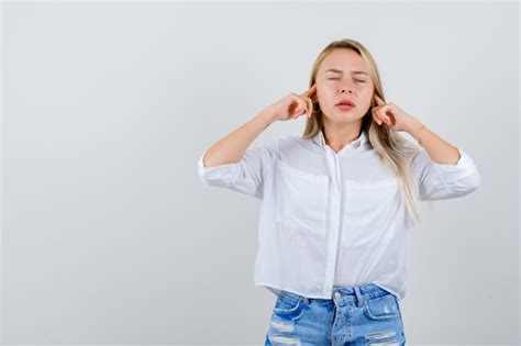 Junge blonde Frau in einem weißen Hemd Kostenlose Foto