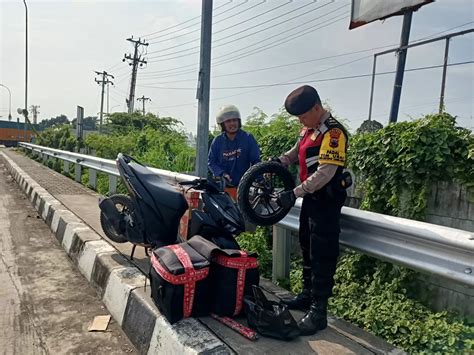 Roda Sepeda Motor Pemudik Tiba Tiba Terlepas Di Jalur Pantura Pemalang