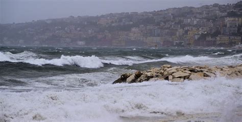 Vento E Mare Mosso Disagi Per I Collegamenti Nel Golfo Di Napoli