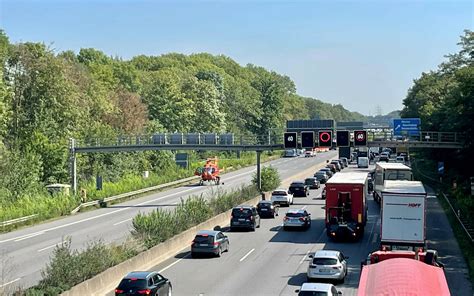 Neuss Langer Stau Wegen Unfall Auf Der A