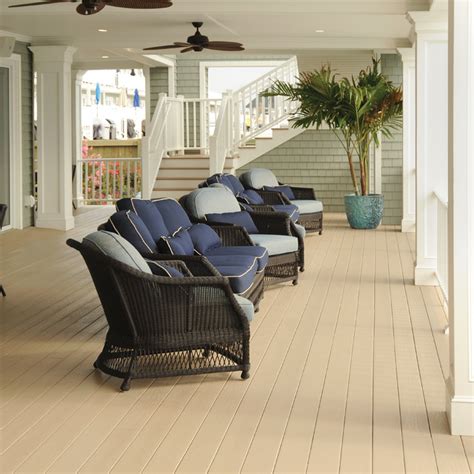 AZEK Deck Brownstone And AZEK Rail Premier White Classique Terrasse