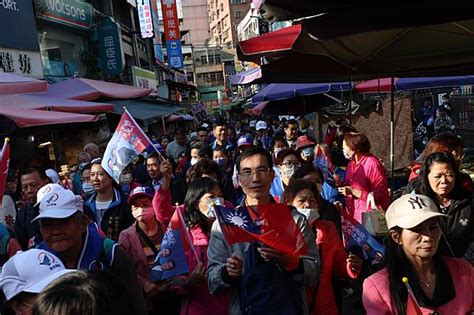 侯友宜新北蘆洲市場掃街 支持者相隨 圖 中央通訊社 Line Today