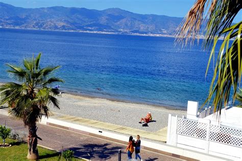 Straordinaria Domenica Estiva In Riva Allo Stretto Di Messina Foto