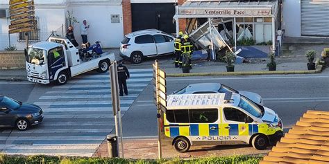 Un Conductor Ebrio Empotra Su Coche Contra Una Terraza De Un Bar En El