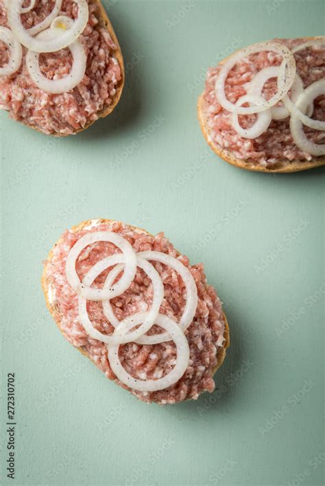 Deutsche Mettbrötchen mit rohen Schweine Mett Brötchen Butter