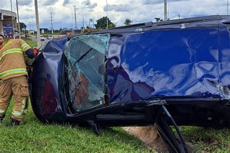 Carro Capota Ap S Batida Na Br E Crian As S O Levadas A Hospital