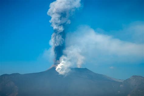 Closure Of Sicily S Catania Airport Extended Over Mount Etna Eruption