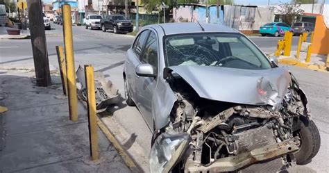 Conductora omite señal de alto y destroza auto compacto en Matamoros