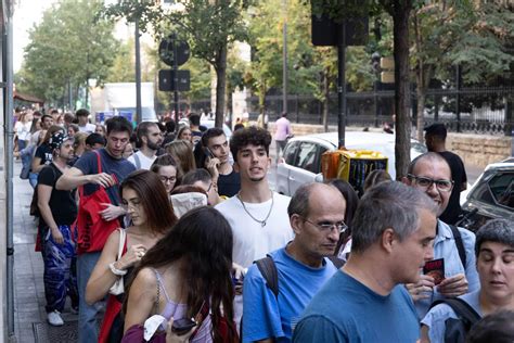 Colas En Valladolid Para Conseguir Una Hamburguesa Gratis El Norte De