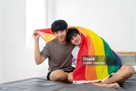 Foto De Retrato Dos Pares Gays Asiáticos Que Sorriem Na Face Olhando A Câmera Corpo Da Coberta