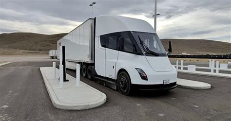 想開箱 Tesla Semi 真不簡單，百事終於取得電動卡車 Megacharger 充電站安裝許可 電腦王阿達