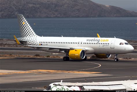 Vueling Airlines Airbus A320 EC-NAF (photo 8289) | Airfleets aviation