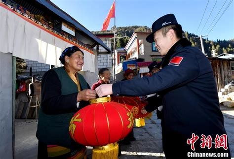 西藏移民警察向护边藏族阿妈送去新春祝福澎湃号·政务澎湃新闻 The Paper