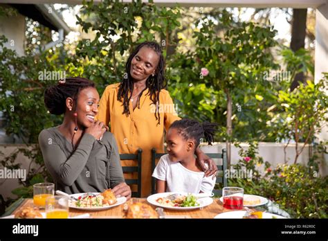 Trois Personnes Assises à Une Table Banque De Photographies Et Dimages