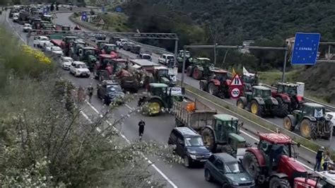 Agricultores Bloqueiam Estradas Na Fronteira Entre Espanha E Fran A