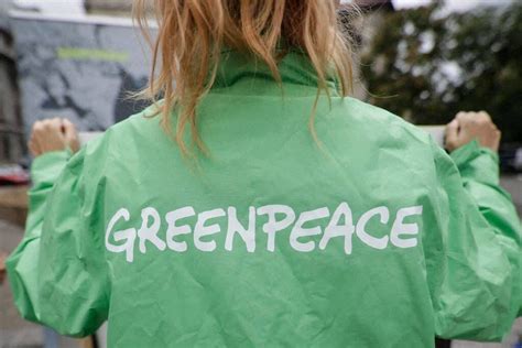 Charente Maritime Greenpeace Se Mobilise Contre Les Fermes Usines