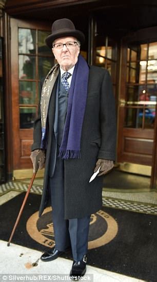 Harry Potter Actor Robert Hardy Dies Aged 91 Daily Mail Online