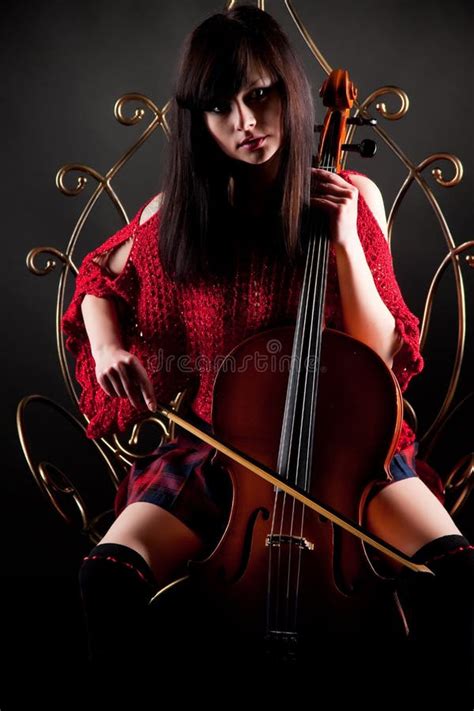 Ragazza Del Brunette Nel Colore Rosso Con Il Violoncello Immagine Stock Immagine Di Violino