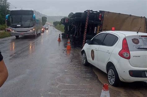 Carreta Tomba Em Rodovia De S O Miguel Dos Campos