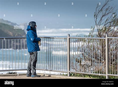 Ein Mann Einen Snack Essen Und Mit Blick Auf Das Meer Warme Kleidung