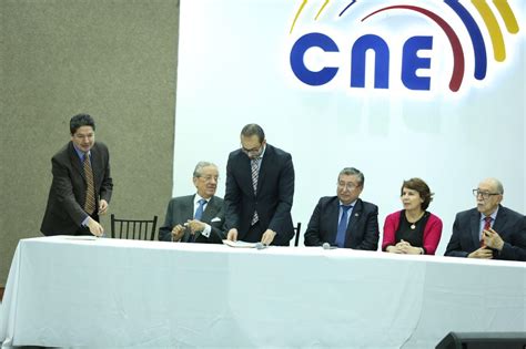 Cne Entrega Formulario Para Recolección De Firmas A Comité Por La Institucionalización