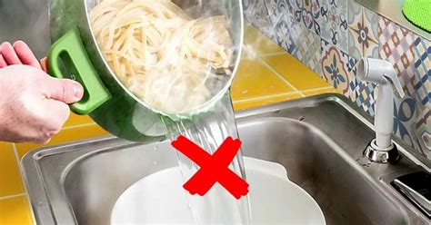 Tirar el agua de la pasta por el desagüe es una mala idea he aquí por