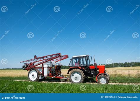 Pulverizador Vermelho Do Trator No Campo Imagem De Stock Imagem De