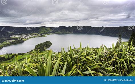 Laguna Blu Di Lagoa Azul In Sete Cidades Isola Di Miguel Del Sao