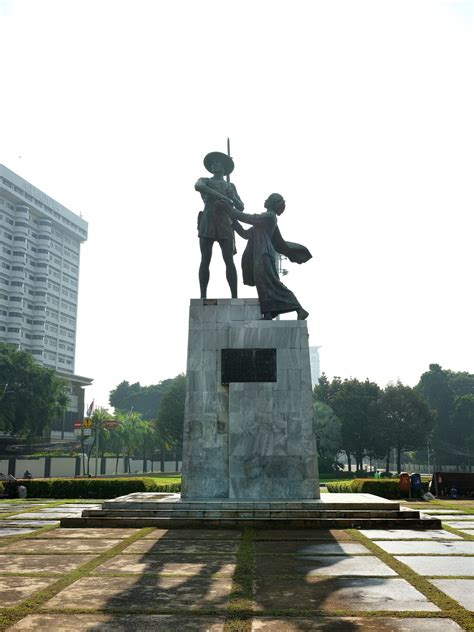 Monumen Pahlawan Poros Pameran Seni Rupa Koleksi Nasional Gni