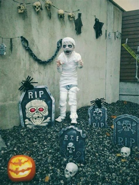 Halloween graveyard!! Decorating ideas.. | Halloween graveyard ...