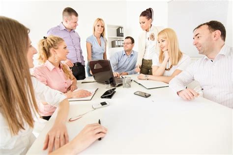 Gente De Negocios Feliz En La Oficina Discutiendo El Proyecto En La