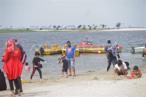 Liburan Di Pantai Ancol Antara Foto