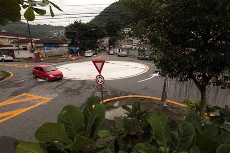 Nova rotatória aumenta segurança em cruzamento de três vias em Santos