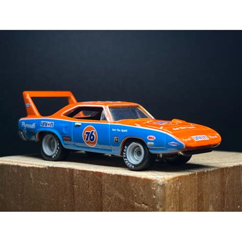 KentNgoShop Xe mô hình Hot Wheels Premium Plymouth Superbird tỉ lệ đã qua sử dụng