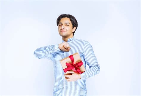 Hombre Sosteniendo Una Caja De Regalo De Cart N De Cinta Roja Y