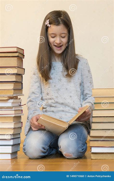 Fille Lisant Un Livre Se Reposant Sur Le Plancher Dans Un Appartement